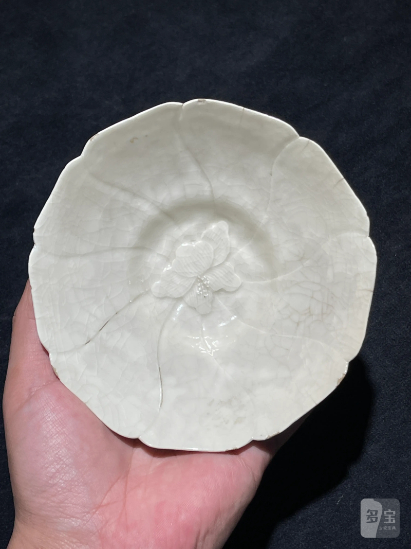 清乾隆 浆胎仿定模印花瓣形碗 - 图4